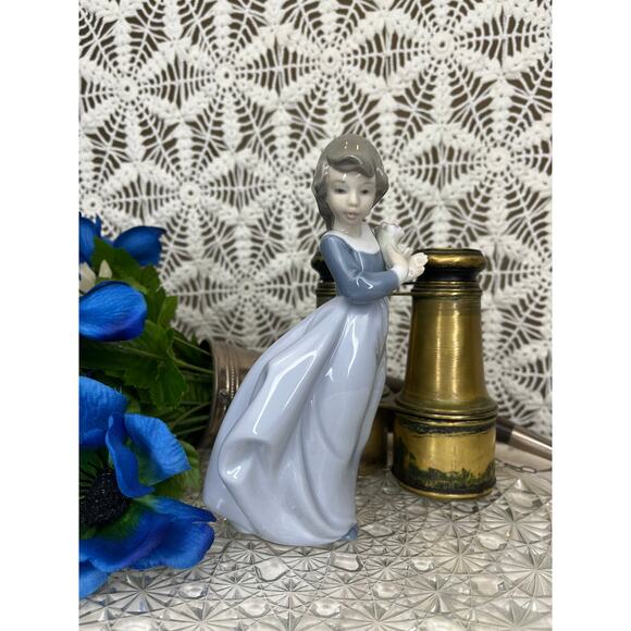 1988 Lladro Nao Windy Afternoon Girl with Flowers Porcelain Figurine - Picture 1 of 5